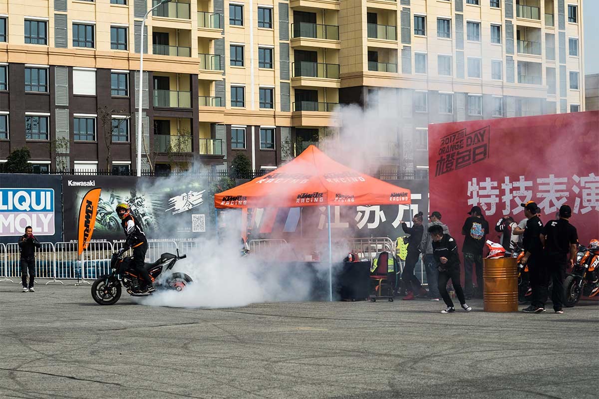 HFK摩托机车专用行车记录仪参加南京2017橙色日